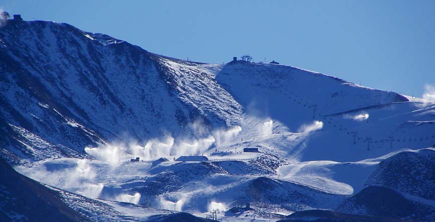 Froid sur Peyragudes début Janvier, les canons envoient de la neige en grosse quantité ! !